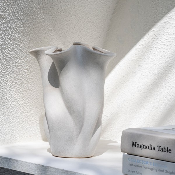 Twist Vase White 15.5x14.7x19 cm