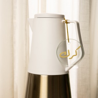 علامة مشروب شاي كرك زجاجية مع كلمة كرك ذهبية
