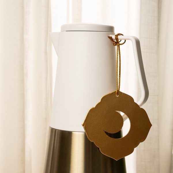 علامة مشروب القهوة معدنية مع شكل هلال ذهبي